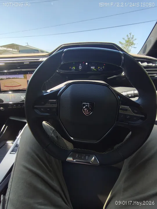 Nothing Phone(4a)Proで広角撮影したプジョー308の運転席