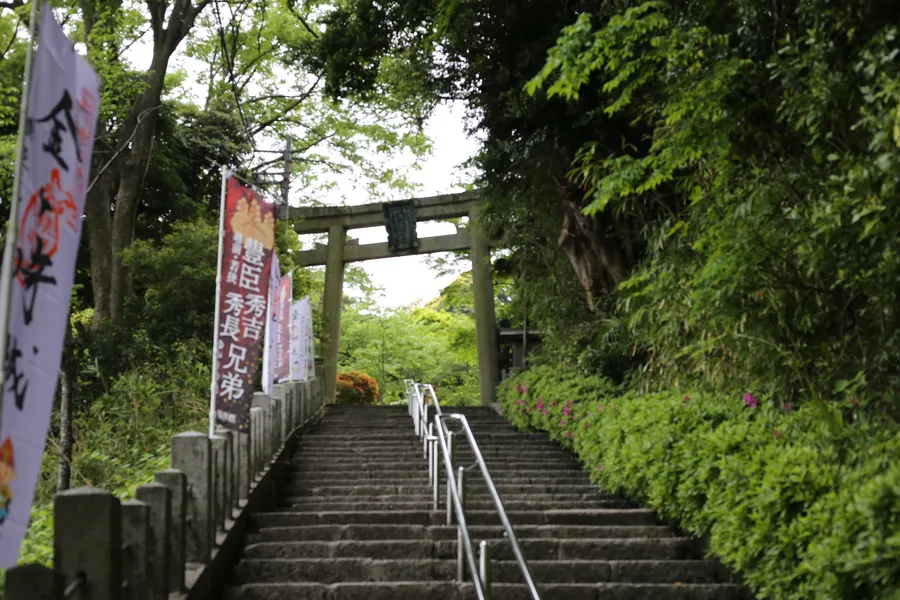 金崎宮入口の階段