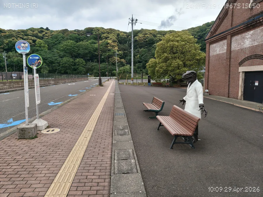 敦賀赤レンガ倉庫バス停と恐竜の人形