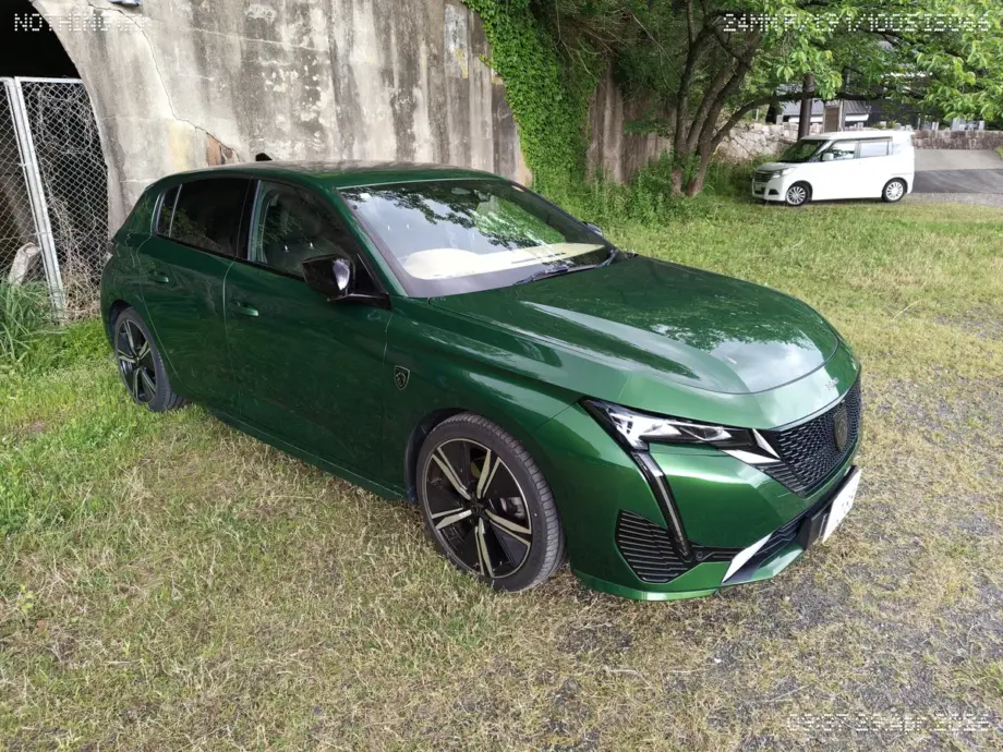 金ケ崎宮にて駐車中のプジョー308