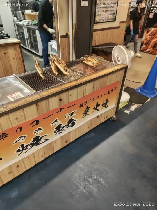 日本海さかな街、サバの丸焼きの実演販売