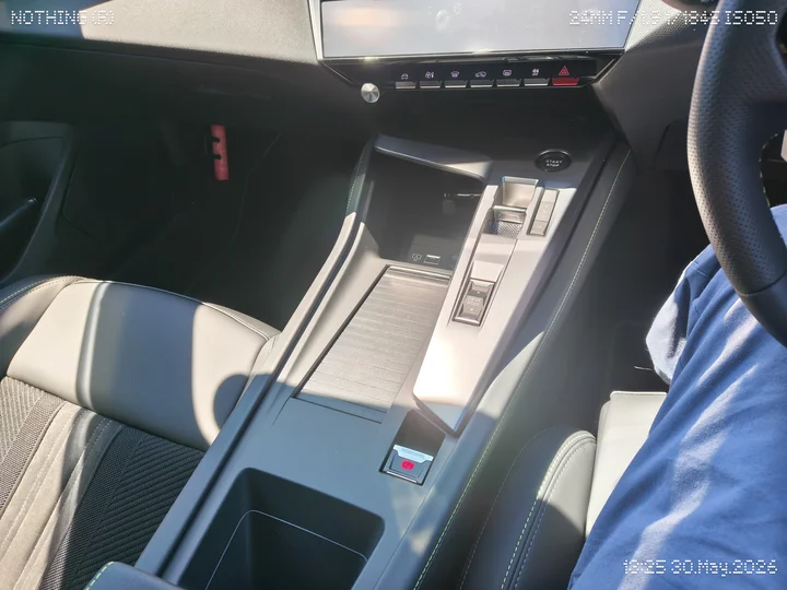 新型プジョー308ドリンクホルダー周辺