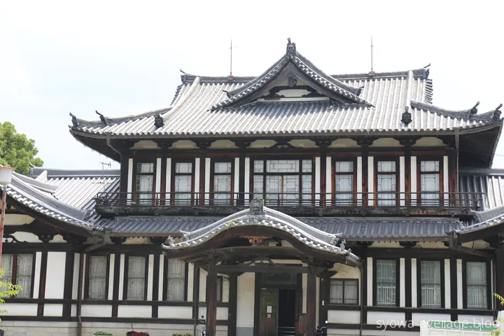 正面から撮影したところ、2階建ての古い建物