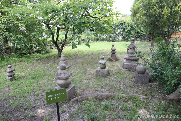 石でできた五輪塔が並んでいるところ