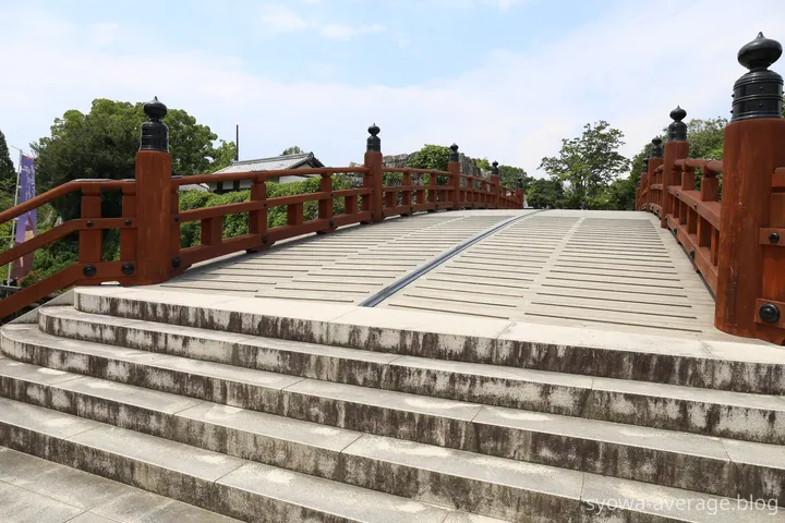 本丸へは赤い橋がある