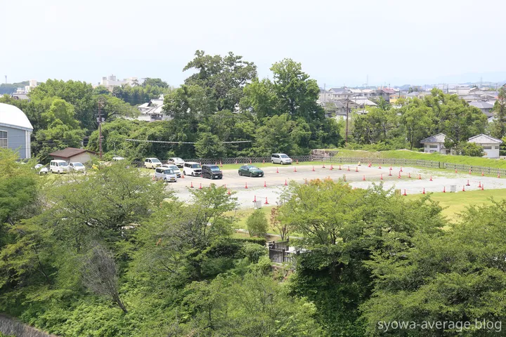 展望台から駐車場を眺めたところ