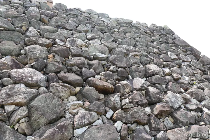 野面積みで積まれている