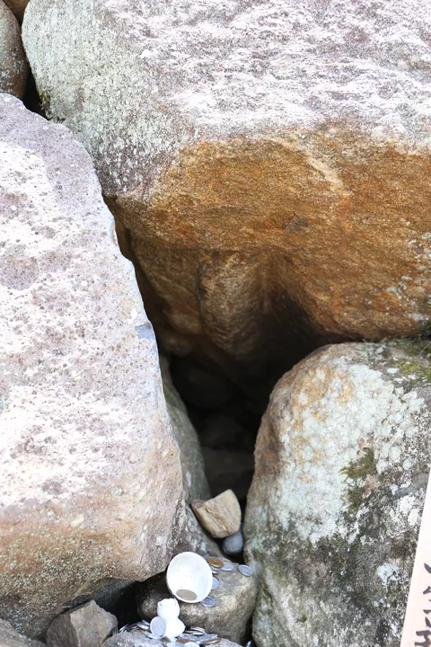石垣の中に逆さまで入っている地蔵を写したところ