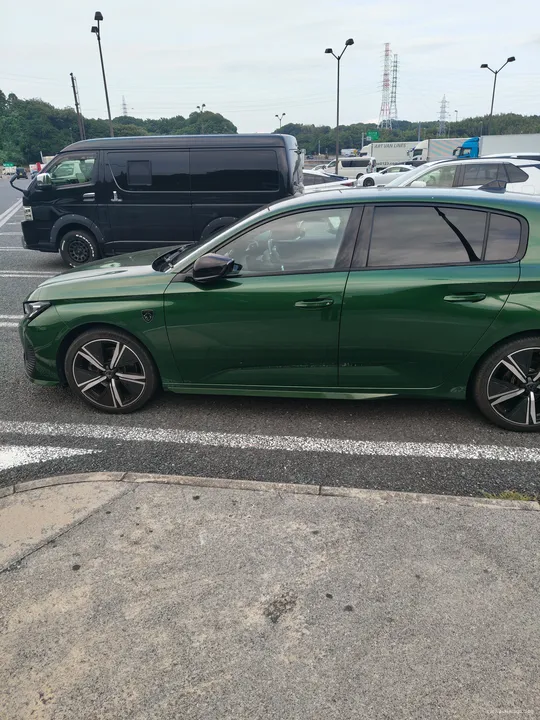 パーキングエリアで駐車したプジョー308、横からの写真