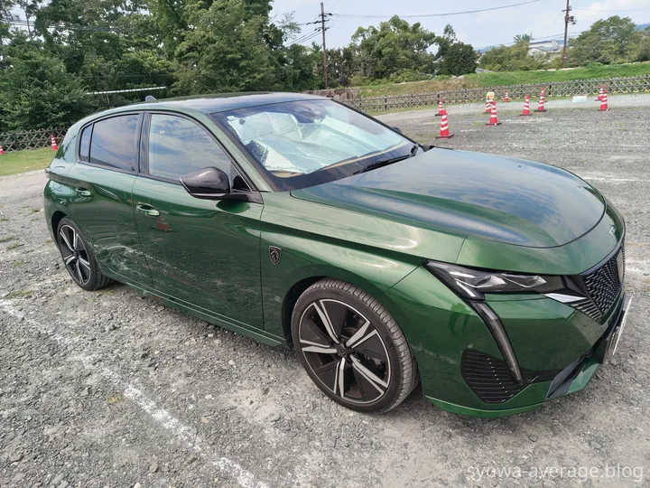 大和郡山城の駐車場のプジョー308