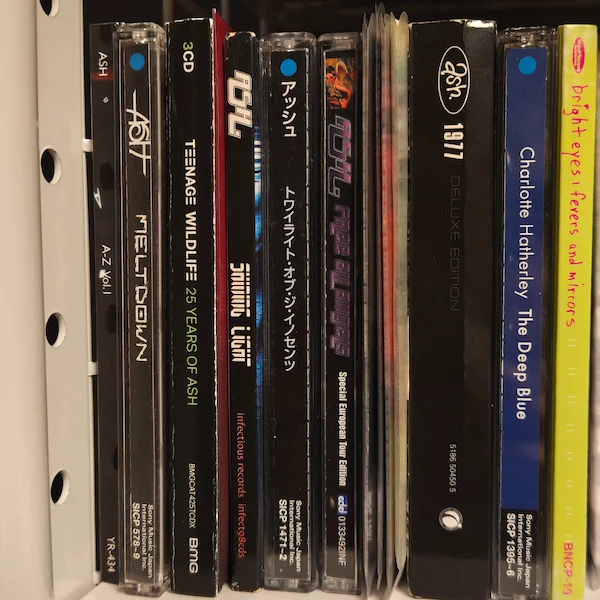 棚にしまってあるアッシュのCD