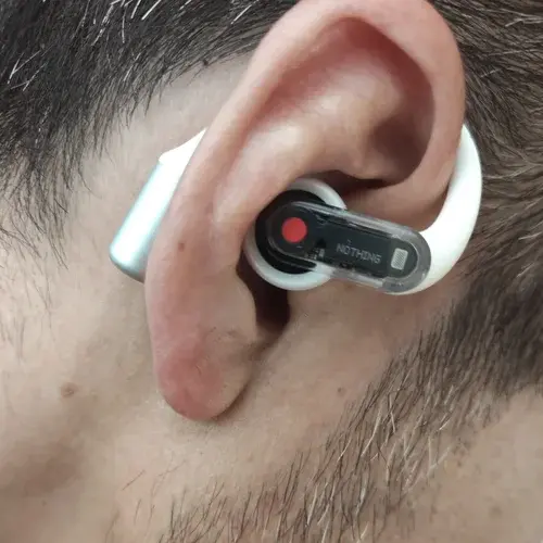 Nothing Ear (open)を耳にかけて装着したところ