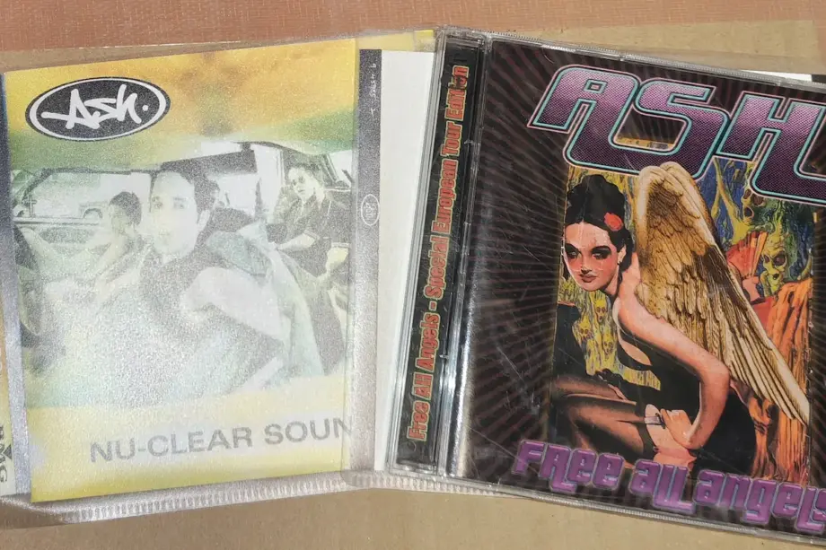 ashのnu-clear soundsとFree all angelsのジャケット